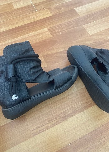 Zara Siyah Bağcıklı Dolgu Topuklu Kadın Sandalet