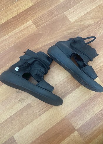 38 Beden Siyah Bağcıklı Dolgu Topuklu Kadın Sandalet