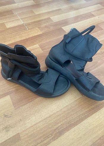 Siyah Bağcıklı Dolgu Topuklu Kadın Sandalet