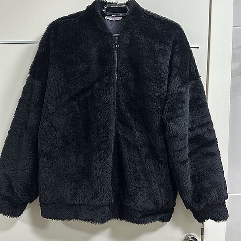 Siyah kürklü peluş ceket