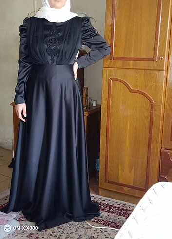 Siyah önü taşlı omuzları tüy detaylı tesettür abiye elbise 