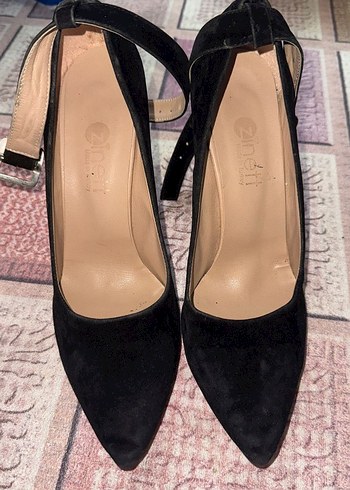 Siyah Süet Tokalı Stiletto Topuklu Kadın Ayakkabı