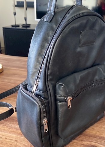 Siyah Parlak Deri Kadın Sırt Çantası - Görsel 2