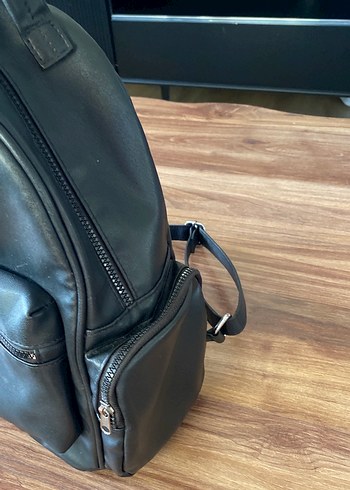 Siyah Parlak Deri Kadın Sırt Çantası - Görsel 4