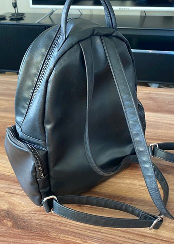 Siyah Parlak Deri Kadın Sırt Çantası - Görsel 5