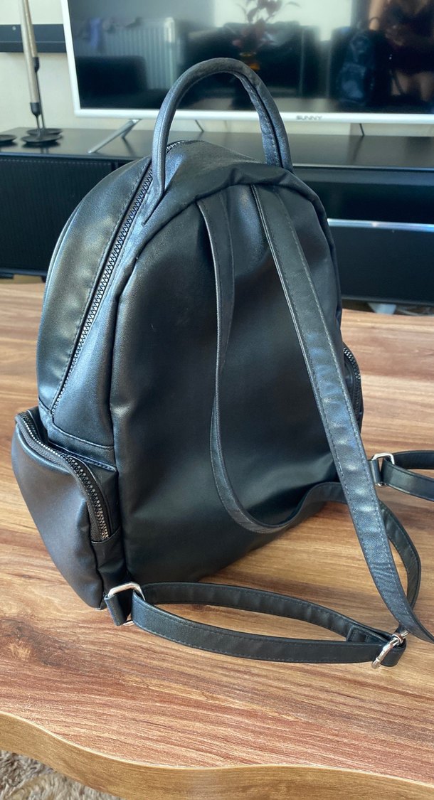 Siyah Parlak Deri Kadın Sırt Çantası - Görsel 5