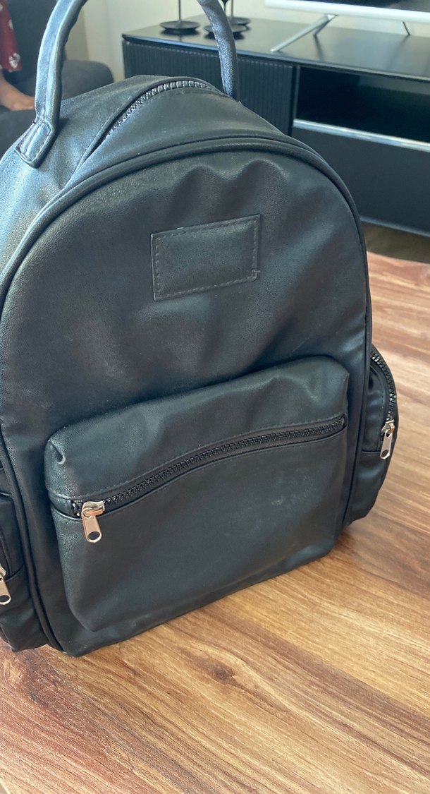 Siyah Parlak Deri Kadın Sırt Çantası - Görsel 3