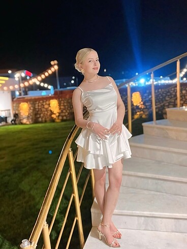 Beyaz kısa saten elbise
