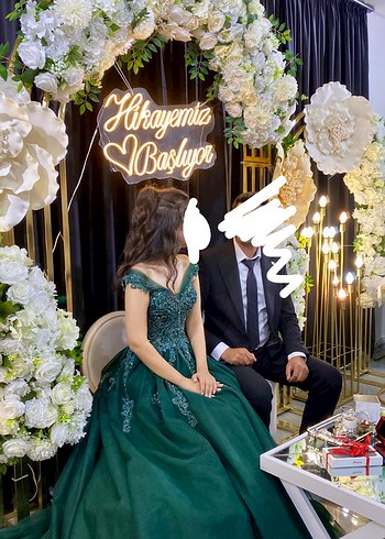 universal Beden Şık V Yaka Yeşil Nişan Elbisesi