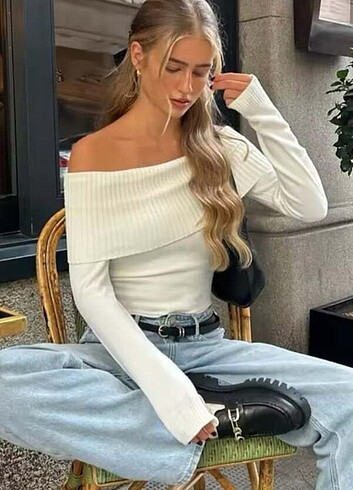 Beyaz Şeritli Madonna Yaka Omuz Dekolteli Uzun Kollu Triko Crop 