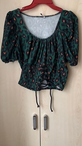 Yeşil desenli crop bluz