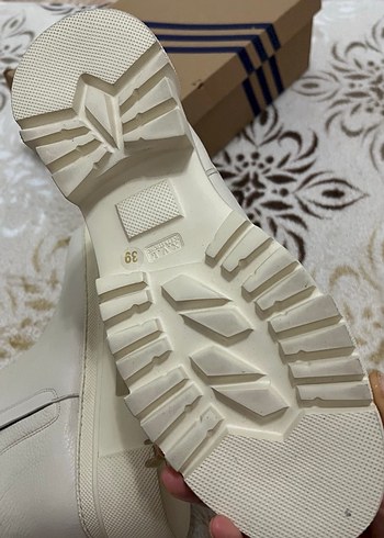 Kadın beyaz renk gerçek deri kalın taban bot - Görsel 7