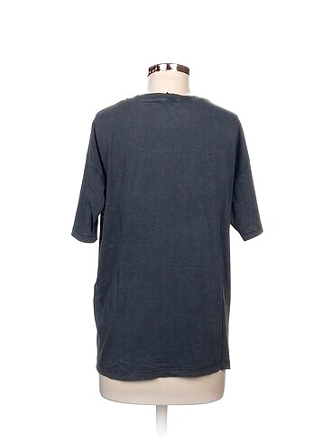 m Beden Pull and Bear T-shirt %70 İndirimli.
