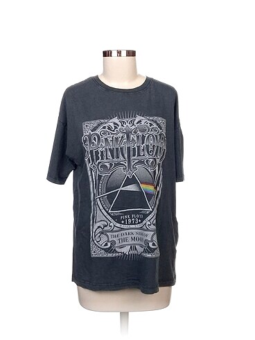 Pull and Bear T-shirt %70 İndirimli.