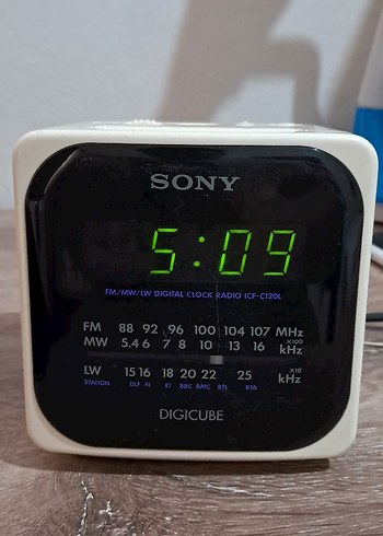 Sony Dream Machine ICF C120L masa saati