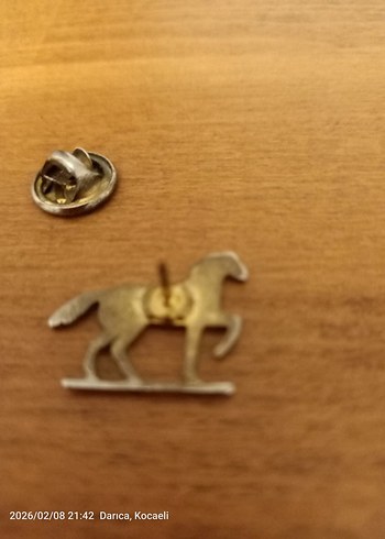 Gri At Figürlü Erkek Rozeti - Görsel 3