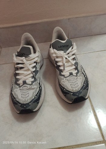 Beyaz Gri Yılan Desenli Bağcıklı Spor Ayakkabı Lescon marka