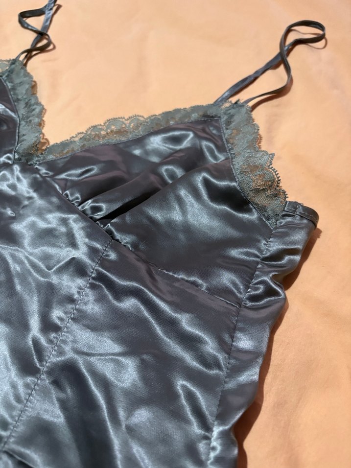 Mavi Parlak Gotik İnce Askılı Midi Gecelik - Görsel 3