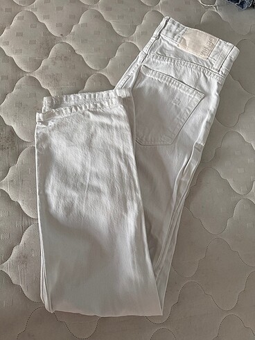 34 Beden beyaz Renk Bershka straight jean