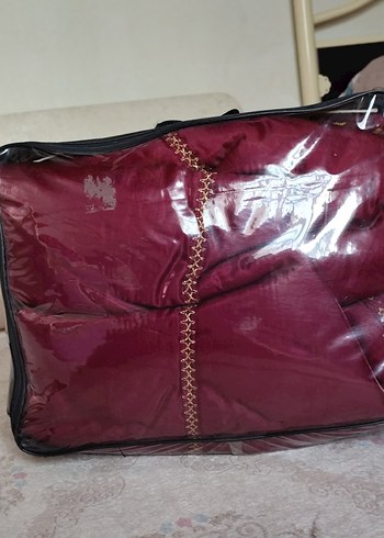 Bordo İşlemeli Parlak Yatak Örtüsü - Görsel 4