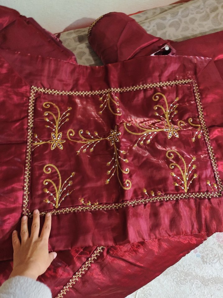 Bordo İşlemeli Parlak Yatak Örtüsü - Görsel 2