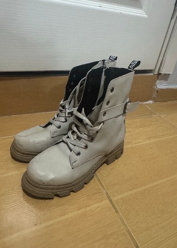 Krem Deri Tokalı Street Style Bot