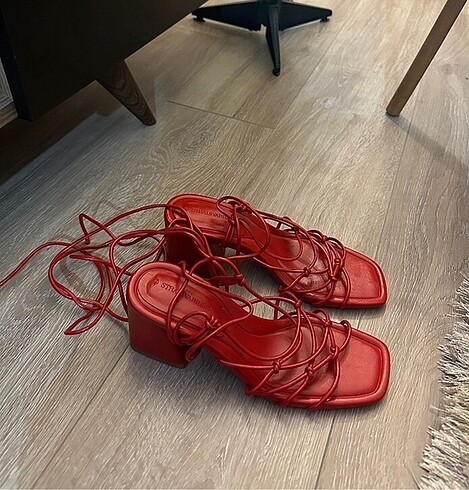 Stradivarius düğüm detaylı blok topuklu sandalet