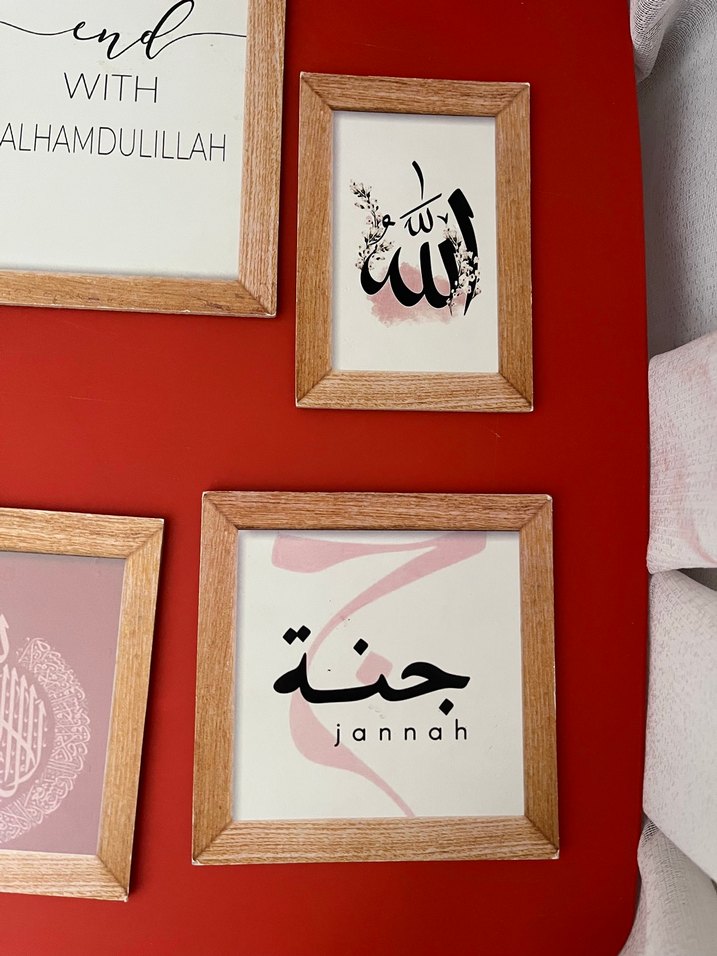 Kırmızı Zemin Üzerinde İslami Yazılı Tablo Seti - Görsel 2