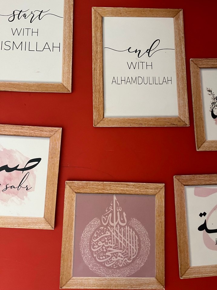 Kırmızı Zemin Üzerinde İslami Yazılı Tablo Seti - Görsel 4