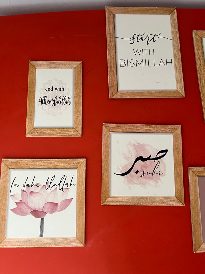 Kırmızı Zemin Üzerinde İslami Yazılı Tablo Seti - Görsel 3