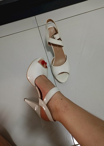 Beyaz Tokalı Platform Stiletto Kadın Ayakkabı