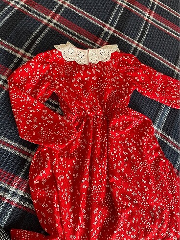 Kırmızı çiçek desenli çocuk elbisesi bebek yaka