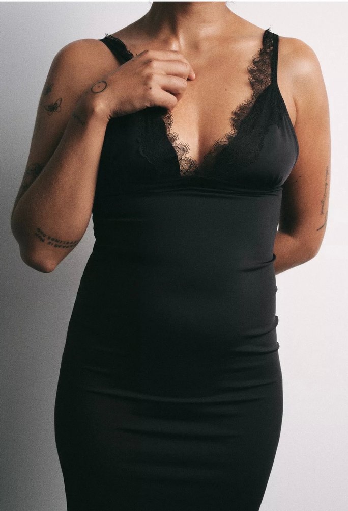 Dantel Detaylı Siyah V Yaka Gotik Kalem Elbise - Görsel 3