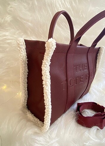 The tote bag kenarları peluşlu