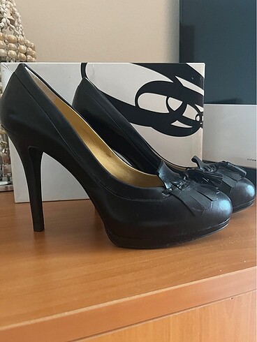 Ninewest siyah topuklu püskül detaylı ayakkabı