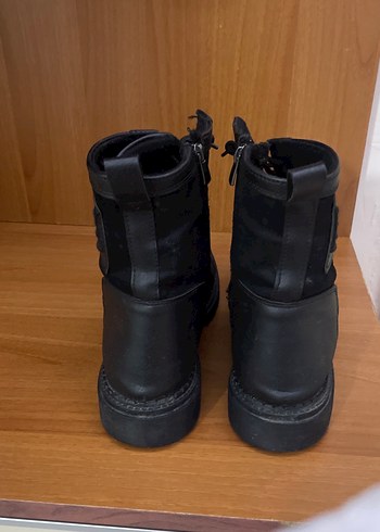 Siyah erkek bot - Görsel 3