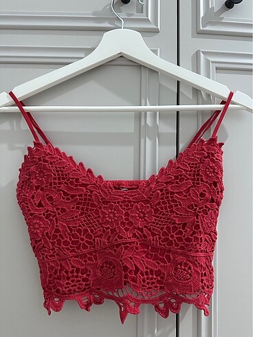 Stradivarius Kırmızı Dantel Detaylı Crop