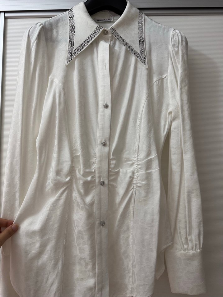 Moda ilgi etiketli parlak Beyaz Düğmeli jakar kumaş Kadın Gömle - Görsel 2