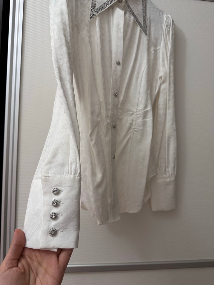 Moda ilgi etiketli parlak Beyaz Düğmeli jakar kumaş Kadın Gömle - Görsel 3