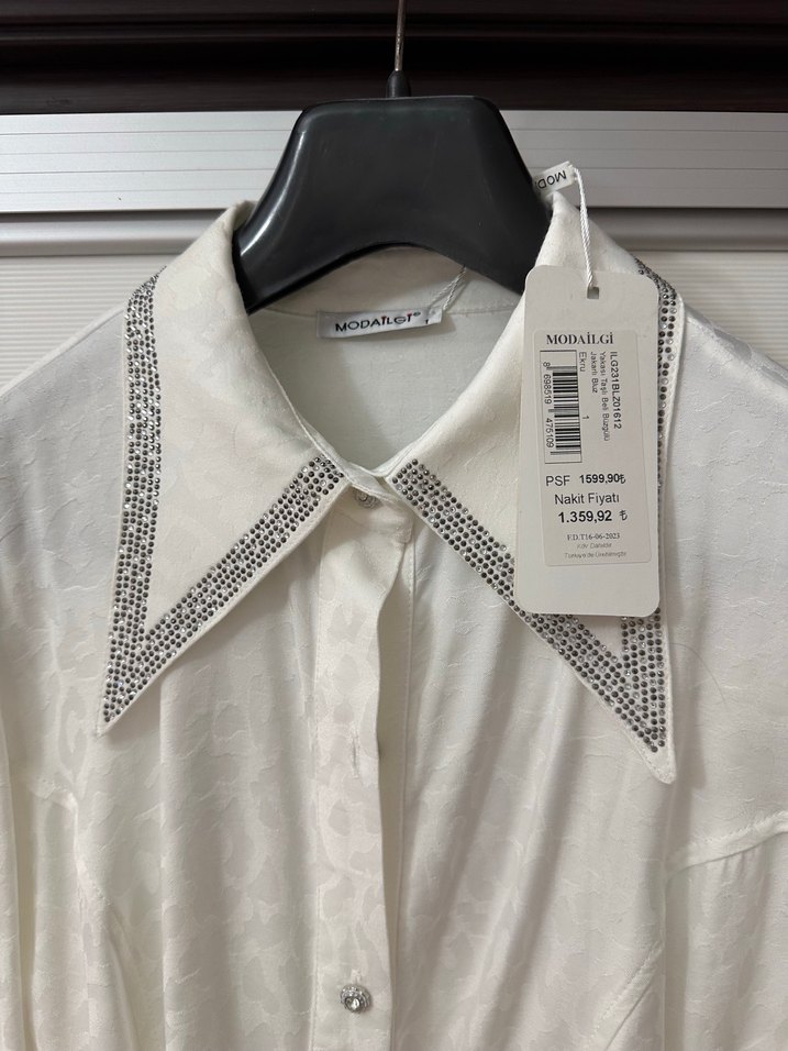 Moda ilgi etiketli parlak Beyaz Düğmeli jakar kumaş Kadın Gömle - Görsel 4