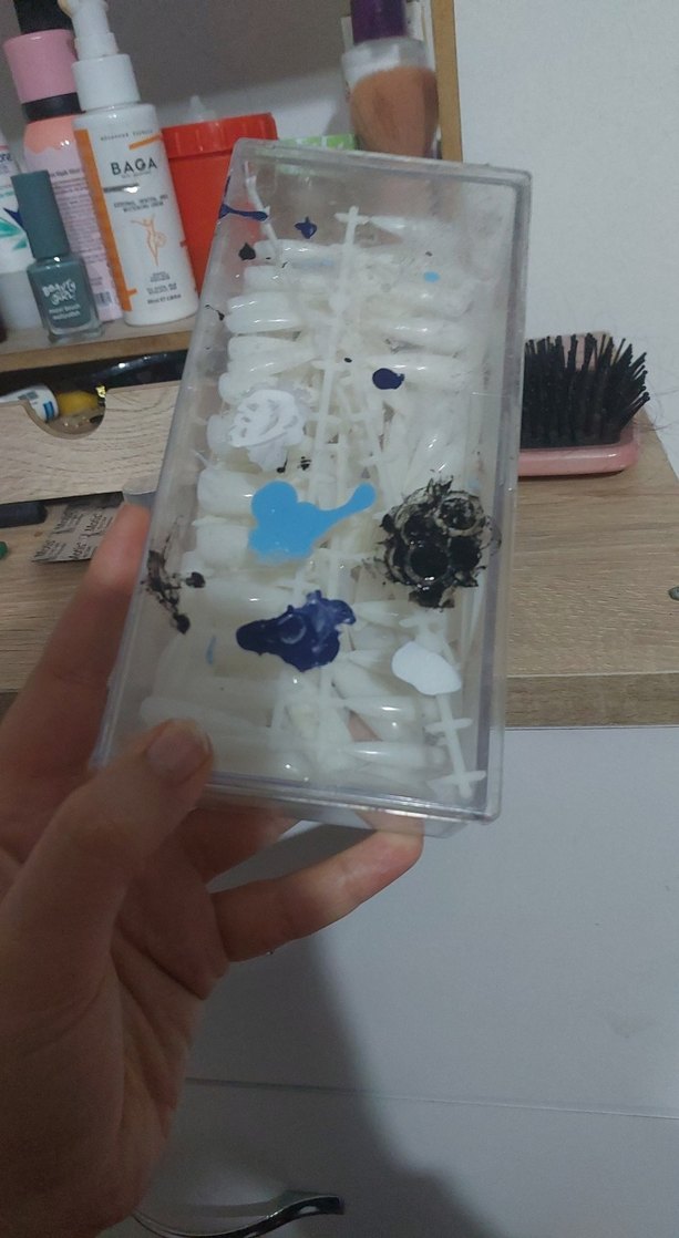 Mavi ve Siyah Desenli Beyaz Tırnak Süsleri - Görsel 3