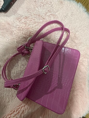 Pembe çanta