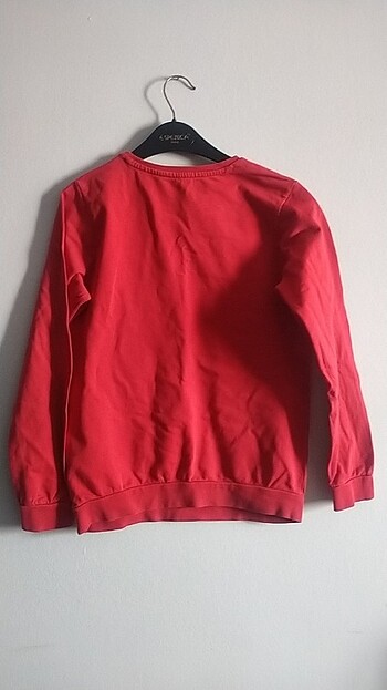 9 Yaş Beden kırmızı Renk 9-10 yaş sweatshirt çok iyi durumda 
