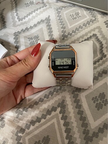 Nine west saat