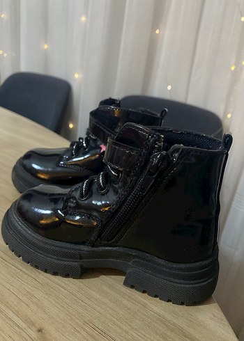 Parlak Siyah Kız Çocuk Bot - Görsel 3