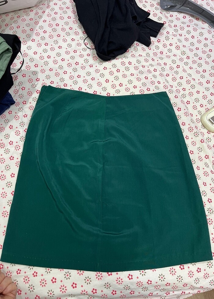 Yeşil mini etek
 - Görsel 3