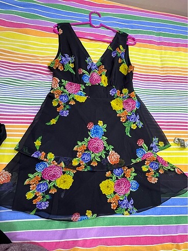 Çiçekli v yaka elbise - Görsel 5