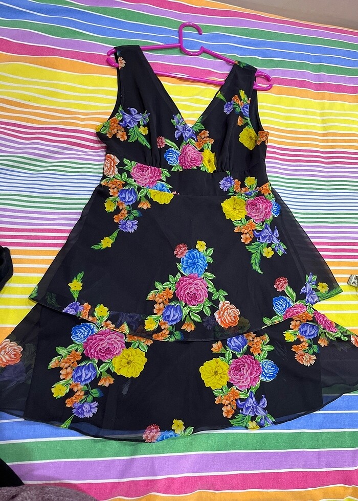 Çiçekli v yaka elbise - Görsel 5