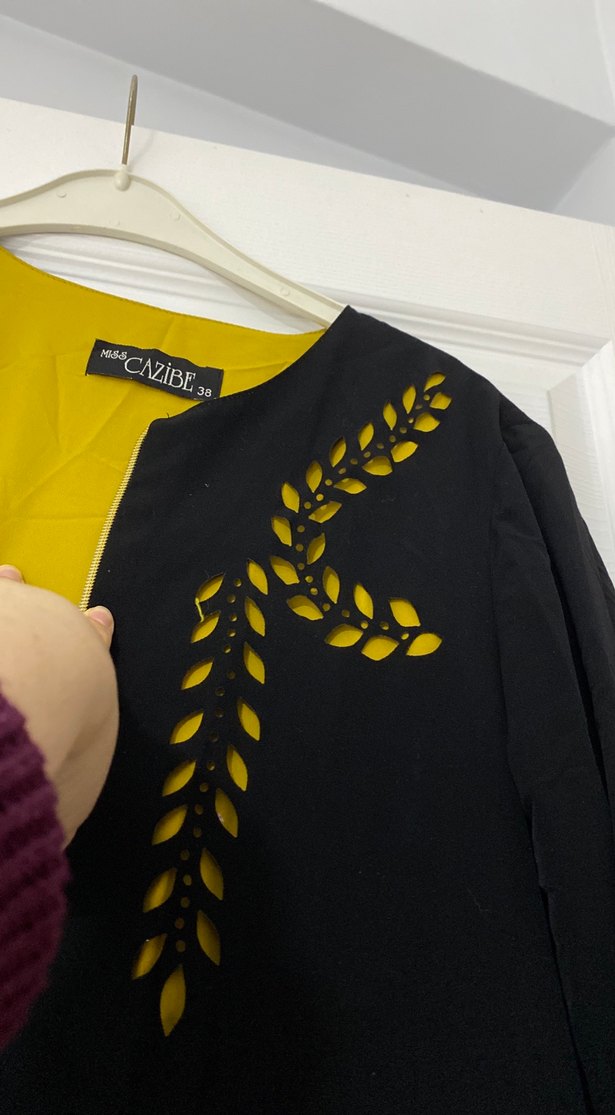 Sarı Nakışlı Uzun Siyah ferace - Görsel 3