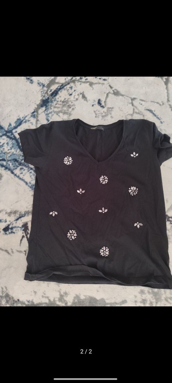 Siyah V Yaka Kısa Kollu Payetli Kadın Tişört - Görsel 2